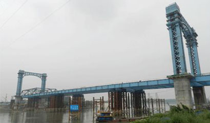 钢箱梁顶推施工案例之沌口通顺河跨武汉外环线跨桥0